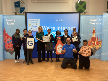 Julia with pupils and Google employees after their Be Internet Legends assembly